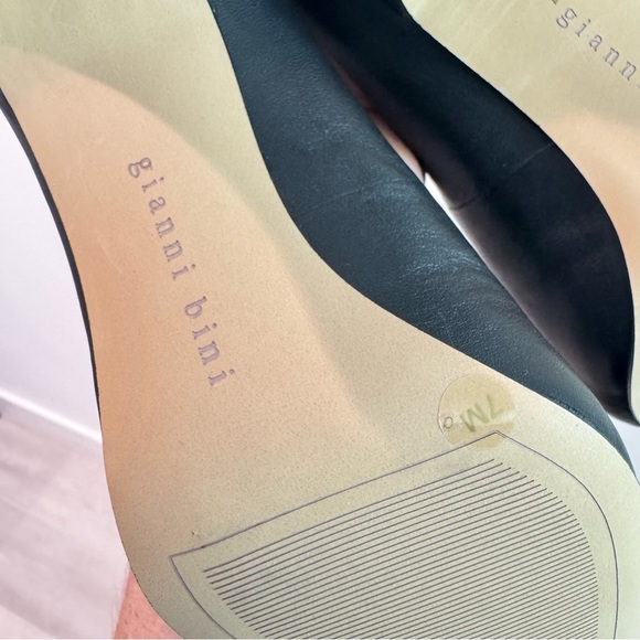 NWOT Gianni Bini Steffi Black Leather Ankle Buckle Pumps Size 7M - Picture 7 of 7